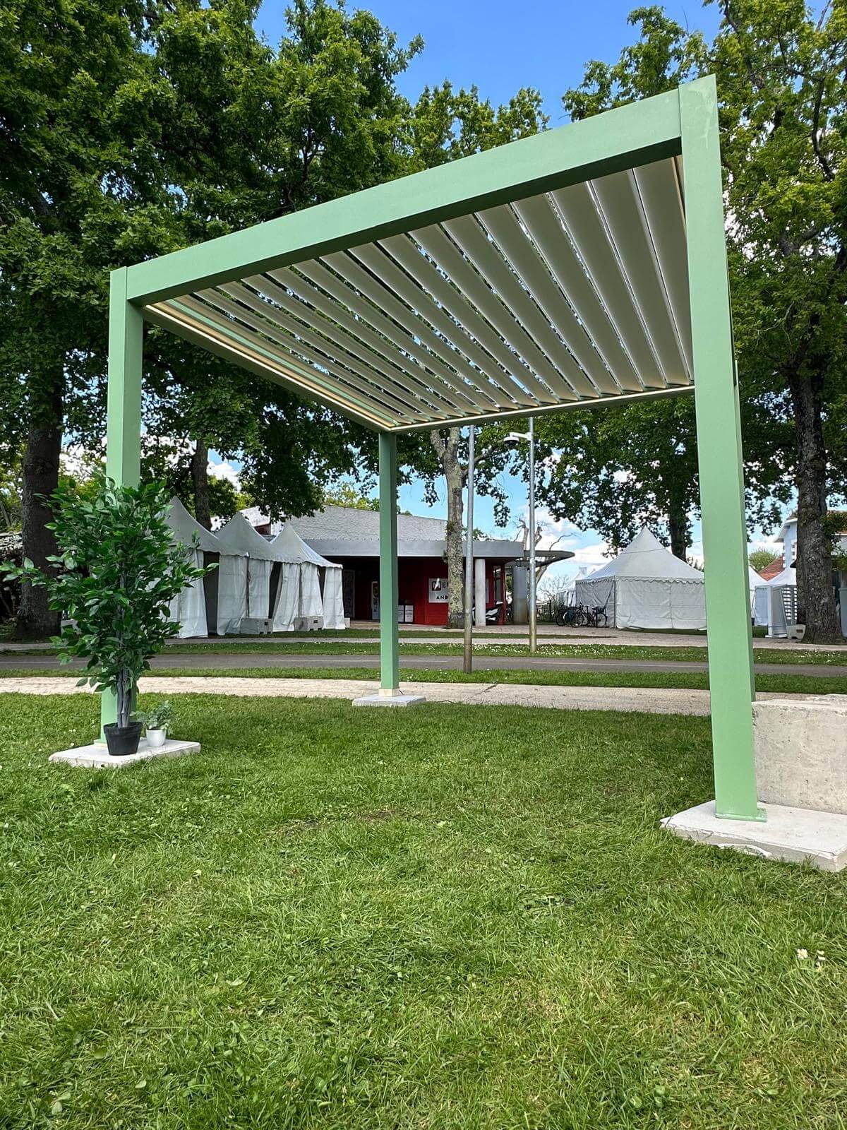 Pergola bioclimatique Gardengate à lames rétractables – Andernos